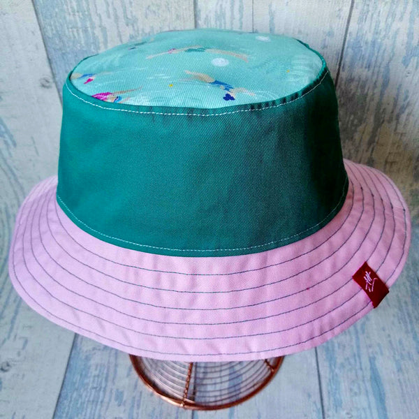 Reversible swimmer's festival bucket hat in pink and forest green