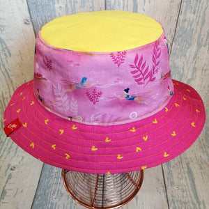 Reversible swimmer's festival bucket hat in pink and navy