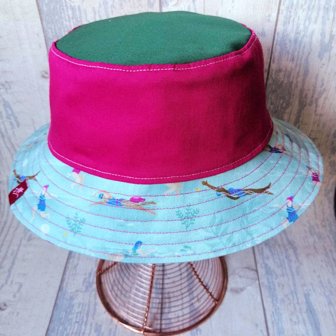 Reversible swimmer's festival bucket hat in dark pink and forest green